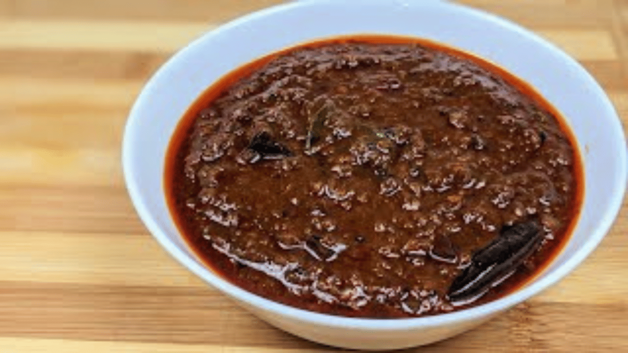 പുളി വെള്ളം തിളച്ചു കുറുകി വരുമ്പോൾ വറത്തു പൊടിച്ച ഇഞ്ചി കൂടി അതിലേക്ക് ചേർത്തു യോജിപ്പിക്കുക. ഇനി ഇഞ്ചിക്കറി സ്റ്റൗവിൽ നിന്നും മാറ്റാം. ഒരു ചെറിയ ഫ്രൈയിങ് പാനിൽ വെളിച്ചെണ്ണ ഒഴിച്ച് ചൂടാക്കി കടുകും വറ്റൽ മുളകും കറിവേപ്പിലയും ചേർത്തു താളിച്ച ശേഷം ഇഞ്ചി കറിയിലേക്കു ചേർത്തു കൊടുക്കാം. ഇനിയും നിങ്ങൾ സ്വാദുള്ള ഇഞ്ചിക്കറി വിളമ്പാവുന്നതാണ്.