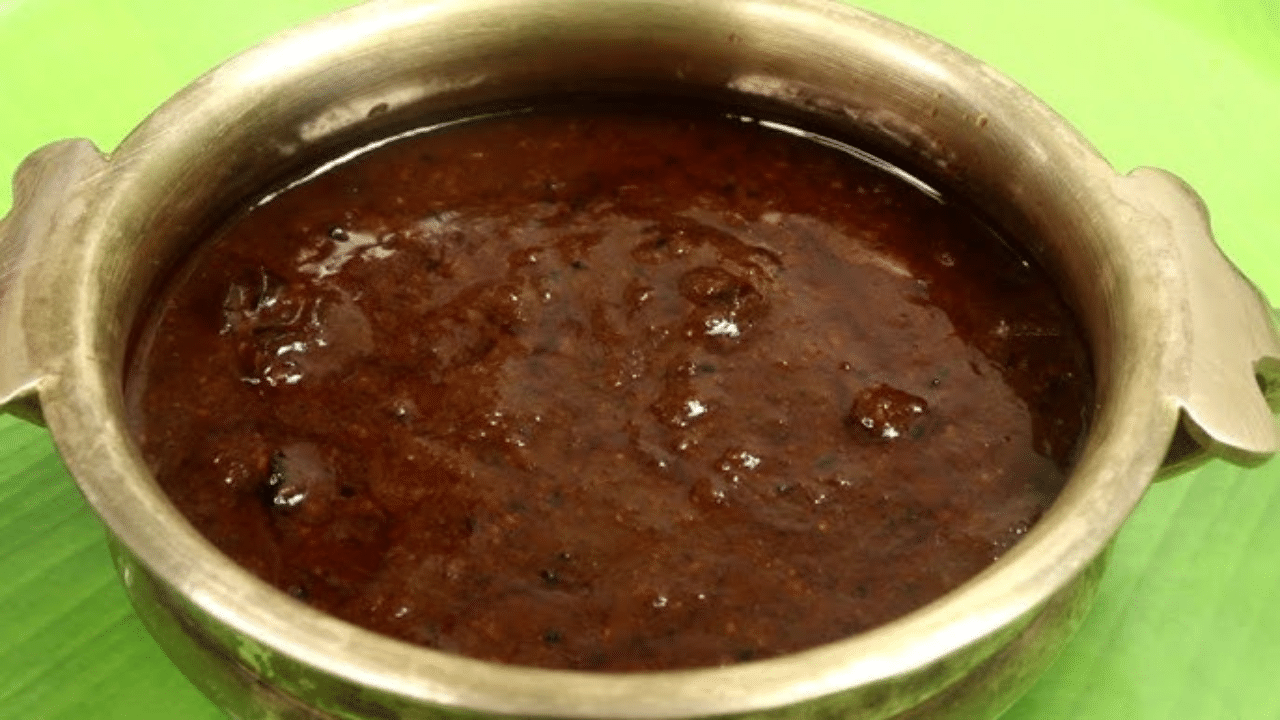 ഈ ഇഞ്ചി തണുക്കുമ്പോൾ പൊടിച്ചെടുക്കണം. വറുത്ത വെളിച്ചെണ്ണ ഫ്രൈയിങ് പാനിൽ നിന്നും കുറച്ചു മാറ്റിയ ശേഷം അതേ പാനിലേക്കു ചെറുതാക്കി മുറിച്ച ഇഞ്ചി, പച്ചമുളക്, കറിവേപ്പില എന്നിവ ചേർത്ത് നന്നായി മൊരിഞ്ഞു വരുമ്പോൾ ഇതിലേക്കു പുളി വെള്ളം ചേർത്തു ഇളക്കുക. പുളി വെള്ളത്തിലേക്കു അല്പം മഞ്ഞൾ പൊടി, മുളകുപൊടി, ഉപ്പ്, ശർക്കര എന്നിവ ചേർത്തു യോജിപ്പിക്കാവുന്നതാണ്.