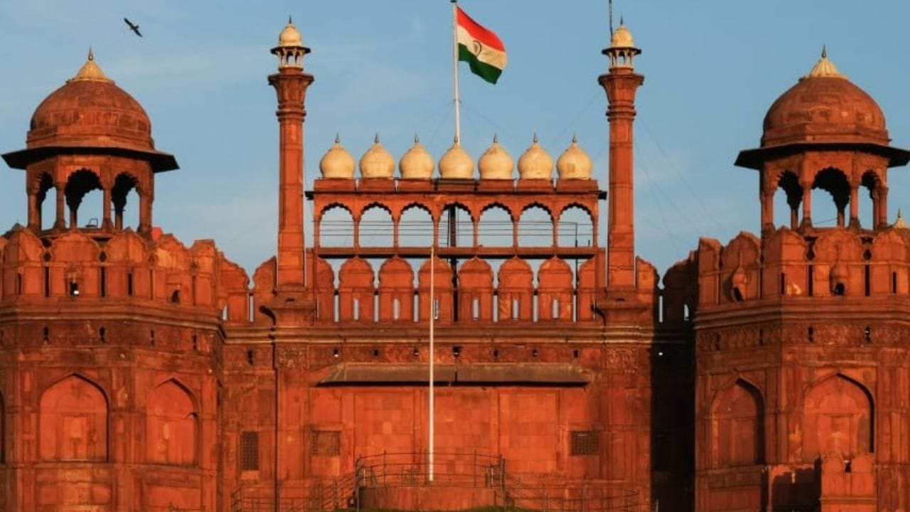 1639നും 1648നും ഇടയില്‍ ഷാജഹാനാണ് ചെങ്കോട്ട നിര്‍മിച്ചത്. കൂറ്റന്‍ ചെങ്കല്ലുകള്‍ ഉപയോഗിച്ചാണ് ഇത് നിര്‍മിച്ചത്. മാത്രമല്ല ആകര്‍ഷകമായ വാസ്തുവിദ്യയും ചെങ്കോട്ടയെ വ്യത്യസ്തമാക്കുന്നു. പൂര്‍ണമായും ചുവന്ന കല്ലുകള്‍ കൊണ്ട് നിര്‍മിച്ചതിനാലാണ് ഈ കെട്ടിടത്തെ ചെങ്കോട്ട എന്ന് വിളിക്കുന്നത്.
Facebook Image