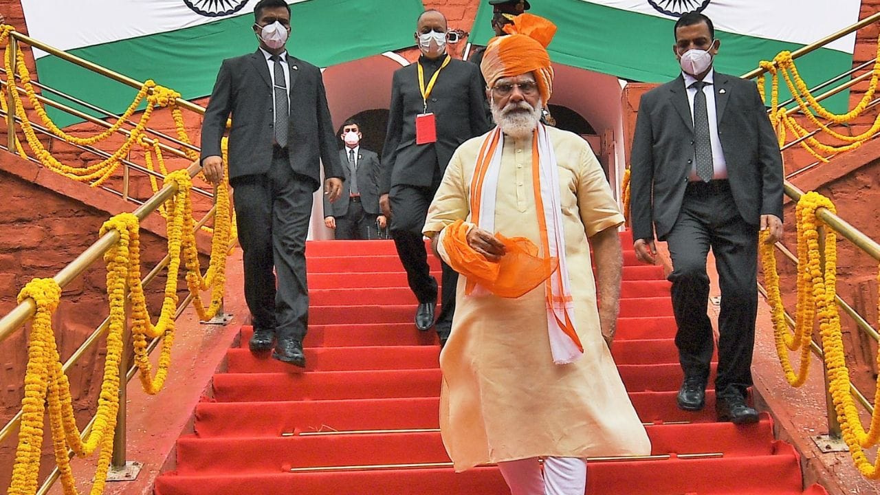 പണ്ടത്തെ രാജാക്കന്മാര്‍ക്കും അവരുടെ കുടുംബാംഗങ്ങള്‍ക്കും രാജകീയമായൊരു വീടായിരുന്നു ചെങ്കോട്ട. 1803ല്‍ ബ്രിട്ടീഷുകാര്‍ ഡല്‍ഹി പിടിച്ചടക്കിയതോടെ അവരുടെ അധികാര കേന്ദ്രമായും ചെങ്കോട്ട മാറി. ബ്രിട്ടീഷുകാര്‍ ചെങ്കോട്ട പല തവണ പുതുക്കി പണിതിട്ടുണ്ട്. 
Facebook Image