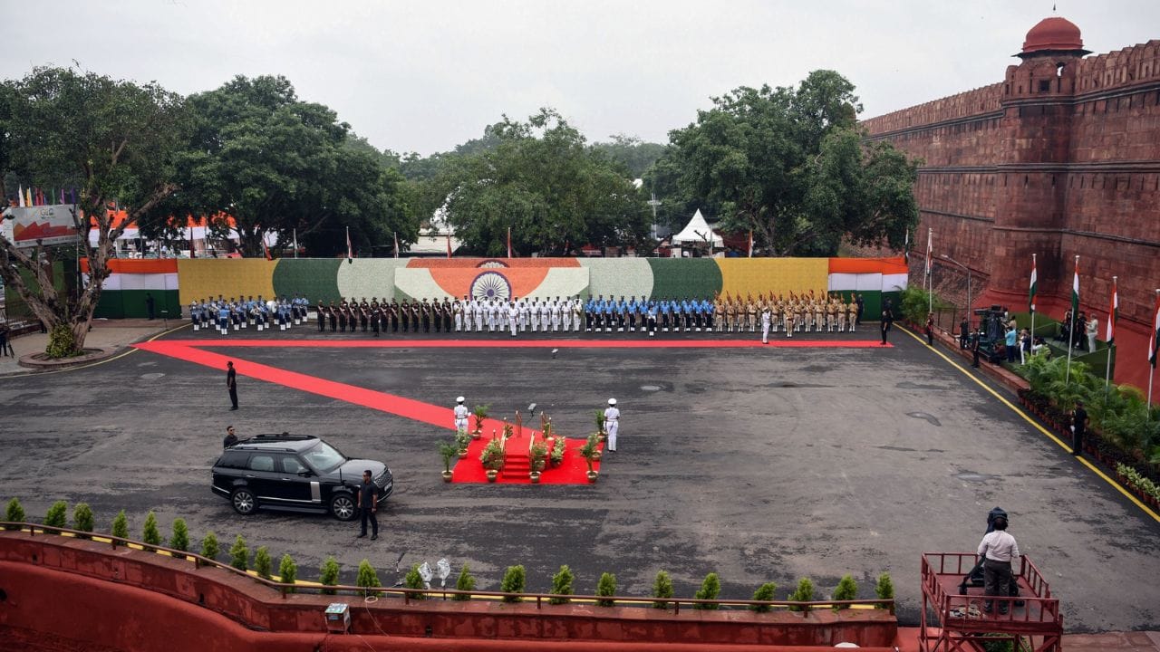 1857ലെ ശിപായി ലഹളയ്ക്ക് ശേഷം ഡല്‍ഹി തകര്‍ന്നു. എങ്കിലും പ്രധാന അധികാര കേന്ദ്രമായി ഡല്‍ഹി തുടര്‍ന്നു. 1947ല്‍ രാജ്യം സ്വാതന്ത്ര്യം നേടിയപ്പോള്‍ കൊളോണിയല്‍ ഭരണത്തില്‍ നിന്ന് ആ സ്മാരകം വീണ്ടെടുക്കുന്നതിനായാണ് ജവഹര്‍ലാല്‍ നെഹ്‌റു ചെങ്കോട്ടയില്‍ ദേശീയ പതാകയുയര്‍ത്താന്‍ തീരുമാനിച്ചത്. 
Facebook Image