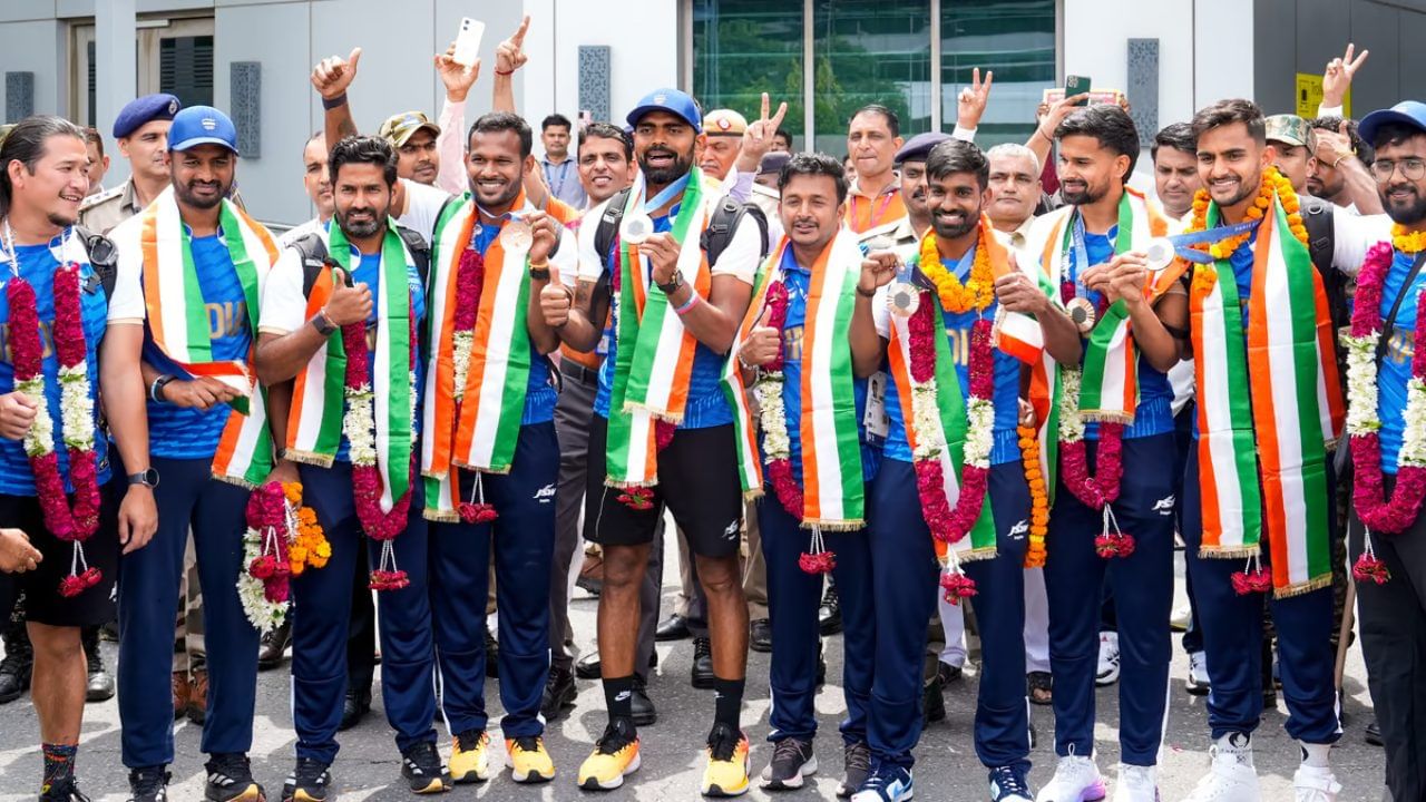 PR Sreejesh : ശ്രീജേഷ് ഉൾപ്പെടെയുള്ള ഇന്ത്യൻ ഹോക്കി ടീം നാട്ടിൽ തിരിച്ചെത്തി; ഗംഭീര സ്വീകരണം നൽകി ആരാധകർ: വിഡിയോകൾ PR Sreejesh : ശ്രീജേഷ് ഉൾപ്പെടെയുള്ള ഇന്ത്യൻ ഹോക്കി ടീം നാട്ടിൽ തിരിച്ചെത്തി; ഗംഭീര സ്വീകരണം നൽകി ആരാധകർ: വിഡിയോകൾ