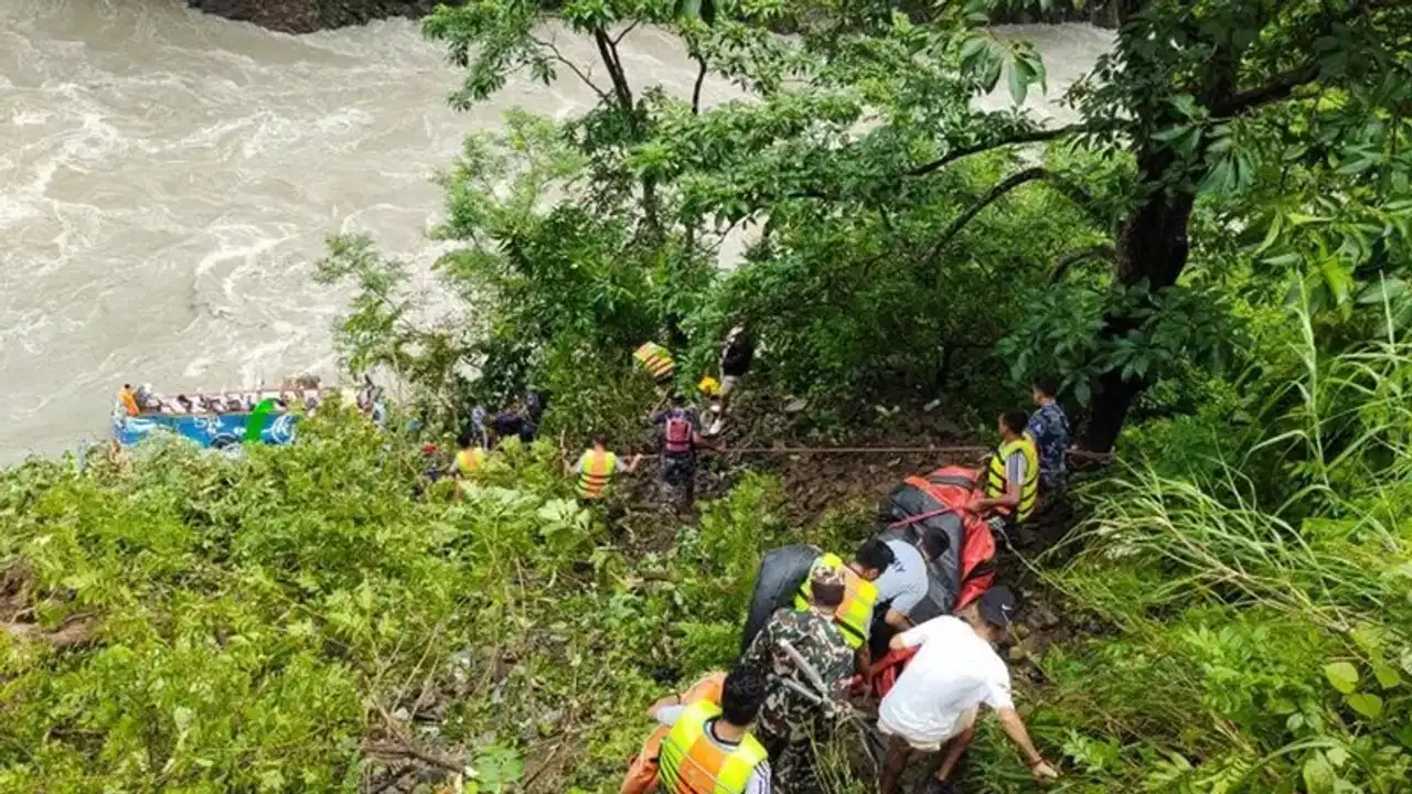 Nepal Bus Accident:  ഇന്ത്യയിൽ നിന്ന് നേപ്പാളിലേക്ക് പോയ ബസ് മറിഞ്ഞ് 14 മരണം; രക്ഷാപ്രവർത്തനം തുടരുന്നു