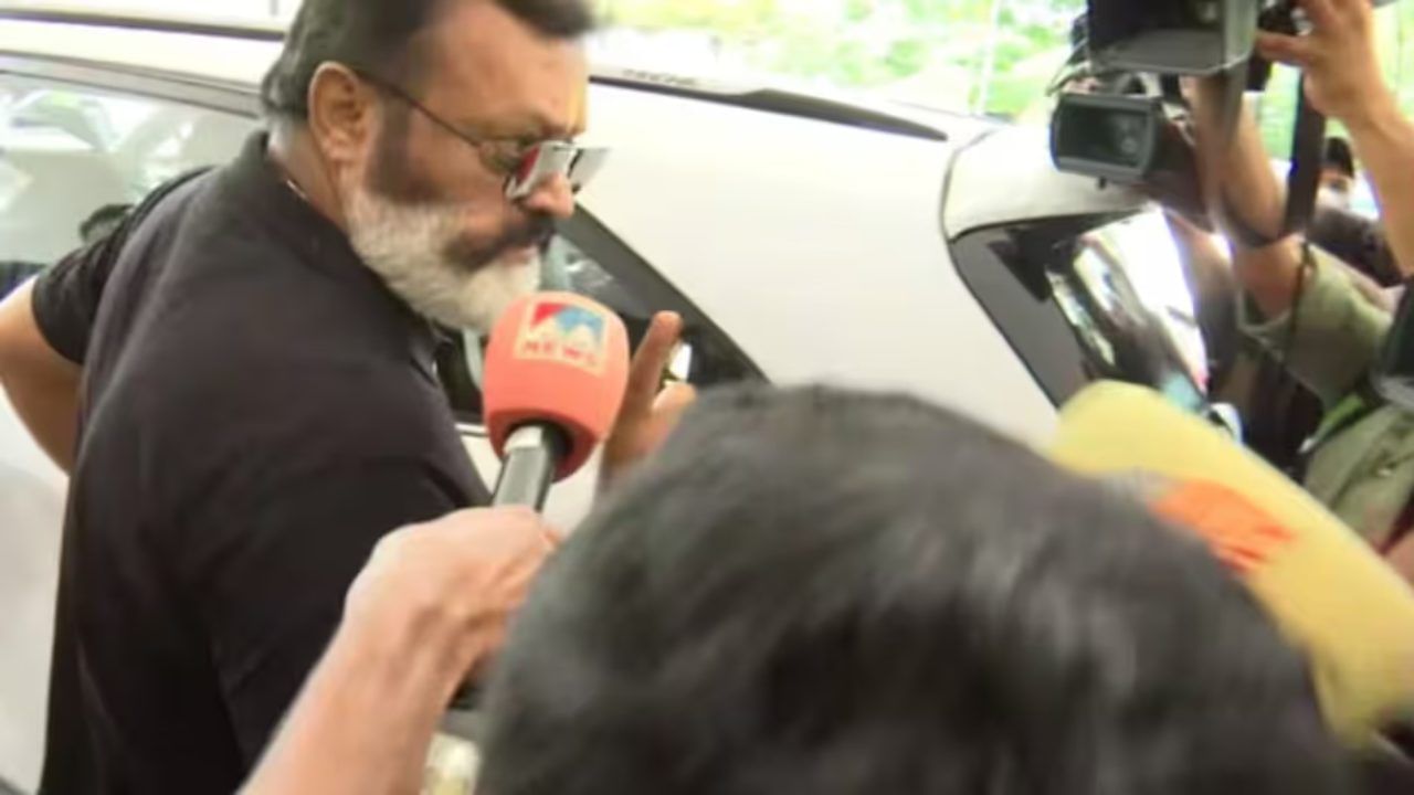 Suresh Gopi : മാധ്യമപ്രവർത്തകരെ തള്ളിമാറ്റിയ സുരേഷ് ഗോപിക്കെതിരെ അന്വേഷണം; മറുപരാതിയിൽ മാധ്യമപ്രവർത്തകർക്കെതിരെയും കേസ് Suresh Gopi : മാധ്യമപ്രവർത്തകരെ തള്ളിമാറ്റിയ സുരേഷ് ഗോപിക്കെതിരെ അന്വേഷണം; മറുപരാതിയിൽ മാധ്യമപ്രവർത്തകർക്കെതിരെയും കേസ്