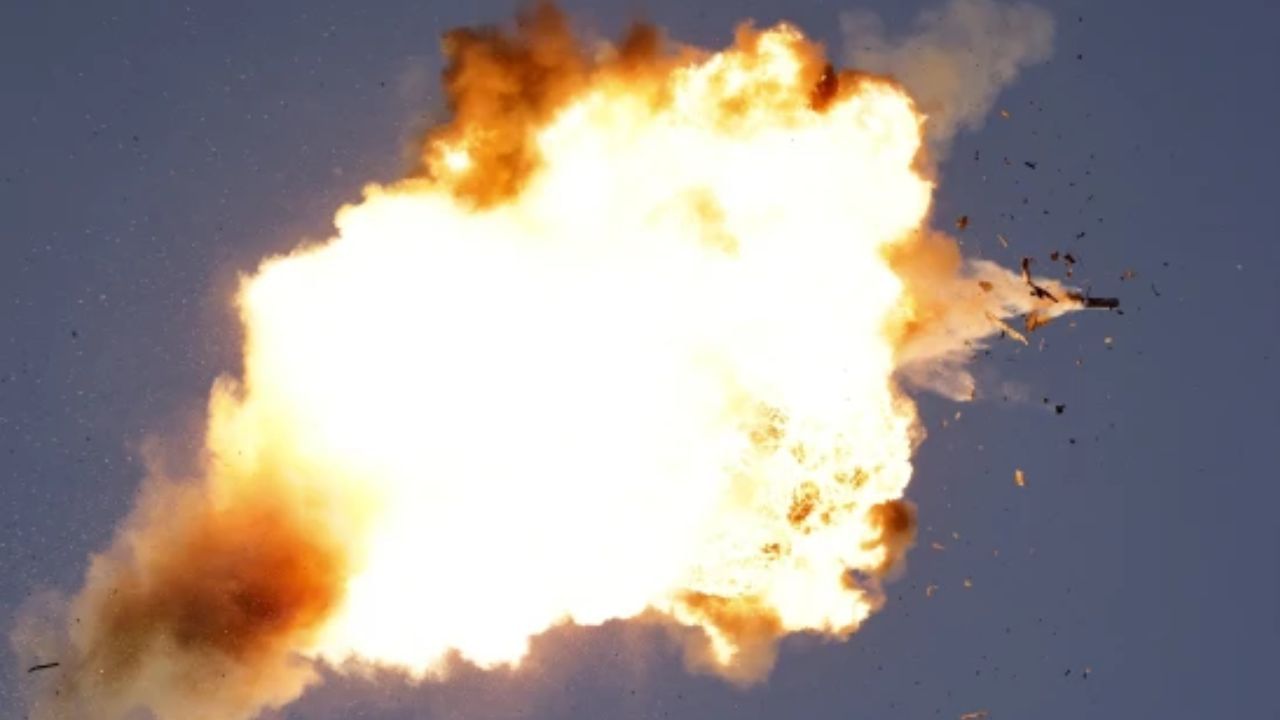 Israel Hezbollah Conflict: വ്യോമാക്രമണം നടത്തി ഇസ്രായേല്; മറുപടിയായി മുന്നൂറിലധികം റോക്കറ്റുകള് അയച്ച് ഹിസ്ബുള്ള Israel Hezbollah Conflict: വ്യോമാക്രമണം നടത്തി ഇസ്രായേല്; മറുപടിയായി മുന്നൂറിലധികം റോക്കറ്റുകള് അയച്ച് ഹിസ്ബുള്ള