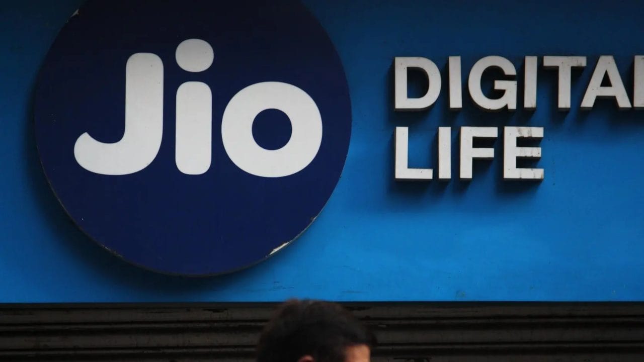 രണ്ട് പ്ലാനുകളും നെറ്റ്ഫ്ലിക്സ് സബ്സ്ക്രിപ്ഷനിലും ഡേറ്റയിലുമാണ് മാത്രമാണ് വ്യത്യാസം. ബാക്കിയെല്ലാത്തിലും രണ്ട് പ്ലാനുകളും ഒരുപോലെയാണ്. പരിധിയില്ലാത്ത സംസാരസമയവും ദിവസേന 100 എസ്എംഎസും ലഭിക്കും. രണ്ട് റീചാർജിലും മൂന്ന് മാസത്തേക്കാണ് കാലാവധി. 1299 രൂപയുടെ പ്ലാനിൽ ദിവസേന രണ്ട് ജിബി വീതവും 1799 രൂപയുടെ പ്ലാനിൽ ദിവസേന 3 ജിബി വീതവും 5ജി ഡേറ്റ ലഭിക്കും. (Image Courtesy - Getty Images)