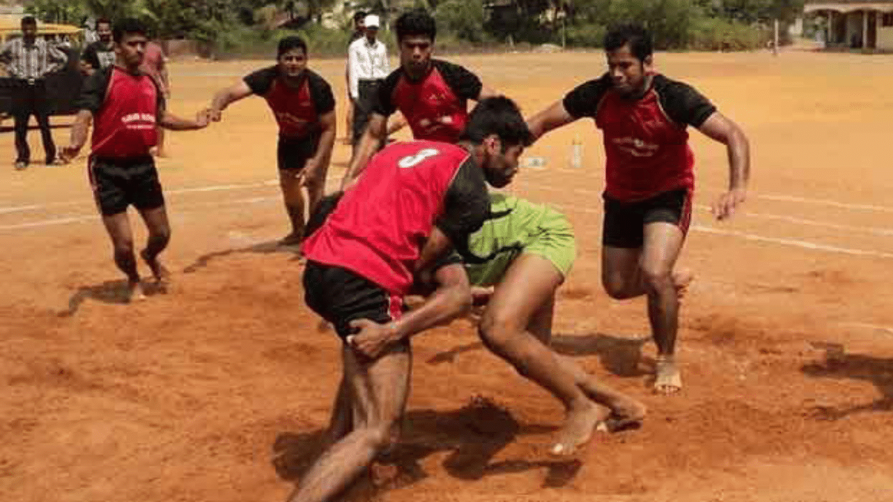 മറ്റൊരു കളിയാണ് ശവം കളി. കബടിയുടെ ആദിരൂപ എന്നുവേണേൽ പറയാം. കബടി പറഞ്ഞു കയറിവരുന്നവനെ പിടിച്ചുവയ്ക്കുന്നു. അവൻ കുതറി രക്ഷപ്പെടാൻ ശ്രമിയ്ക്കും, അവൻ സ്വയം ചത്തു എന്നു പറയുന്നതു വരെ എതിരാളികൾ വളരെ നേരം അവനെ തടഞ്ഞുവയ്ക്കും അങ്ങനെ തള്ളിയിട്ട് തറയിൽ കിടത്തണം. (Image Credits: Social Media)