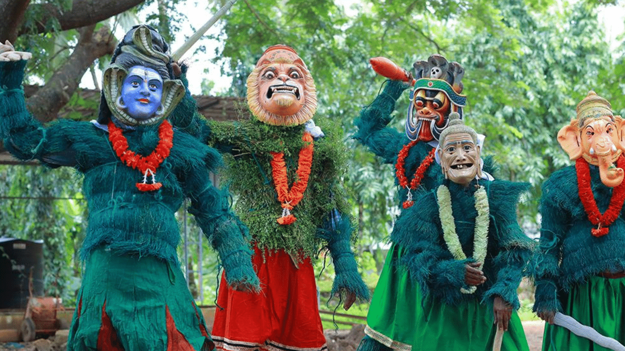 ഓണക്കാലമെത്തിയാൽ തൃശ്ശൂരിലെ നാട്ടിടവഴികളിൽ പ്രധാനിയാണ് കുമ്മാട്ടികൾ. വിനോദ കലയെന്ന രൂപത്തിലാണ് നാടൻ കലാചരിത്രത്തിലും കുമ്മാട്ടിക്കളിയുടെ സ്ഥാനം. തൃശ്ശൂരിനൊപ്പം പാലക്കാട് വയനാട് ജില്ലകളിലും കുമ്മാട്ടി കളി പ്രചാരത്തിലുണ്ട്. ഇവിടങ്ങളിൽ മകരം - കുംഭം മാസങ്ങളിൽ വിളവെടുപ്പ് ആഘോഷത്തിന്റെ ഭാഗമാണ് കുമ്മാട്ടി. (Image Credits: Social Media)