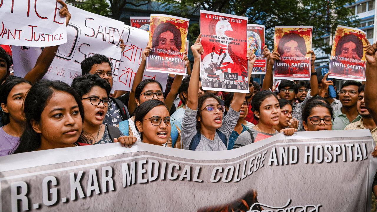 Kolkata Doctor Murder: ഡോക്ടറുടെ കൊലപാതകം: രാജ്യവ്യാപക പ്രതിഷേധം, അന്വേഷണം കേന്ദ്ര ഏജൻസിക്ക് വിടണമെന്ന് സംഘടന Kolkata Doctor Murder: ഡോക്ടറുടെ കൊലപാതകം: രാജ്യവ്യാപക പ്രതിഷേധം, അന്വേഷണം കേന്ദ്ര ഏജൻസിക്ക് വിടണമെന്ന് സംഘടന