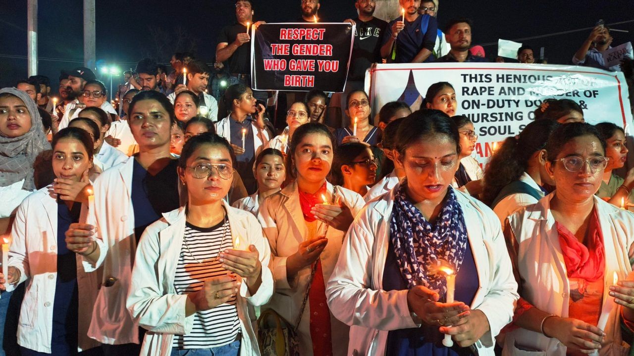 Kolkata Doctor Rape-Murder : കൊൽക്കത്തയിലെ ഡോക്ടറുടെ കൊലപാതകത്തിൽ കുറ്റാരോപിതന് സൈക്കോ അനാലിസിസ് പരിശോധന; ആശുപത്രി പരിസരത്ത് നിരോധനാജ്ഞ Kolkata Doctor Rape-Murder : കൊൽക്കത്തയിലെ ഡോക്ടറുടെ കൊലപാതകത്തിൽ കുറ്റാരോപിതന് സൈക്കോ അനാലിസിസ് പരിശോധന; ആശുപത്രി പരിസരത്ത് നിരോധനാജ്ഞ