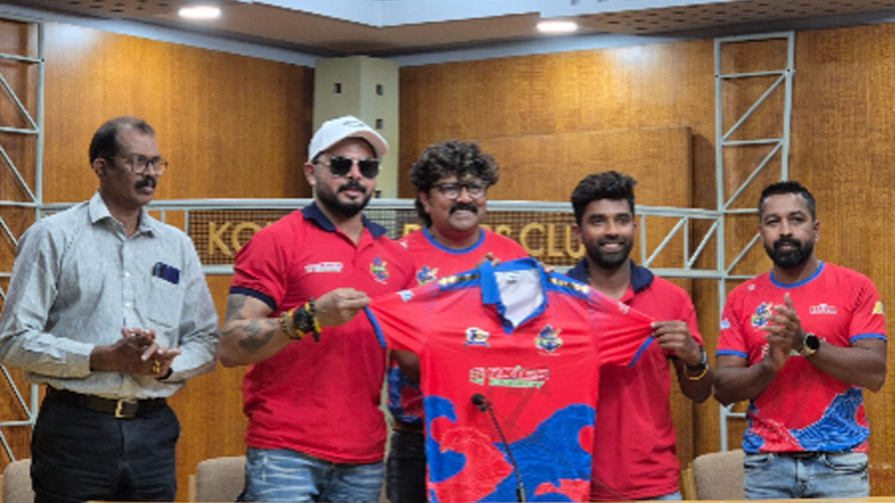 Kerala Cricket League: ‘ടാ മോനേ കൊല്ലം പൊളിയല്ലേ?’ കൊല്ലം സെയ്ലേഴ്സിന്റെ തീം സോങ്ങും, ജഴ്സിയും പുറത്തിറക്കി Kerala Cricket League: ‘ടാ മോനേ കൊല്ലം പൊളിയല്ലേ?’ കൊല്ലം സെയ്ലേഴ്സിന്റെ തീം സോങ്ങും, ജഴ്സിയും പുറത്തിറക്കി