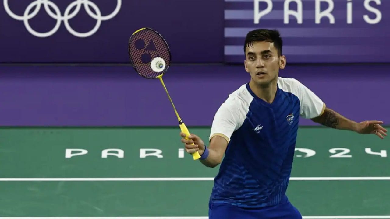 പുരുഷ ബാഡ്മിൻ്റണിൽ ലക്ഷ്യ സെൻ സെമിയിലെത്തിയതാണ് മറ്റൊരു സന്തോഷം. പ്രീ ക്വാർട്ടറിൽ മറ്റൊരു ഇന്ത്യൻ താരവും മലയാളിയുമായ എച്ച് എസ് പ്രണോയിയെ അനായാസം വീഴ്ത്തി അവസാന എട്ടിലെത്തിയ ലക്ഷ്യ ക്വാർട്ടറിൽ ആദ്യ സെറ്റ് നഷ്ടമായിട്ടും തിരിച്ചടിച്ച് വിജയിക്കുകയായിരുന്നു. ചൈനീസ് തായ്പേയുടെ ചൗ ടീൻ - ചെന്നിനെതിരെ 19-21, 21-15, 21-12 എന്ന സ്കോറിനാണ് ലക്ഷ്യ കീഴടക്കിയത്. സെമിയിൽ ഡെന്മാർക്കിൻ്റെ വിക്ടർ അക്സെൽസെൻ ആണ് ലക്ഷ്യയുടെ എതിരാളി.