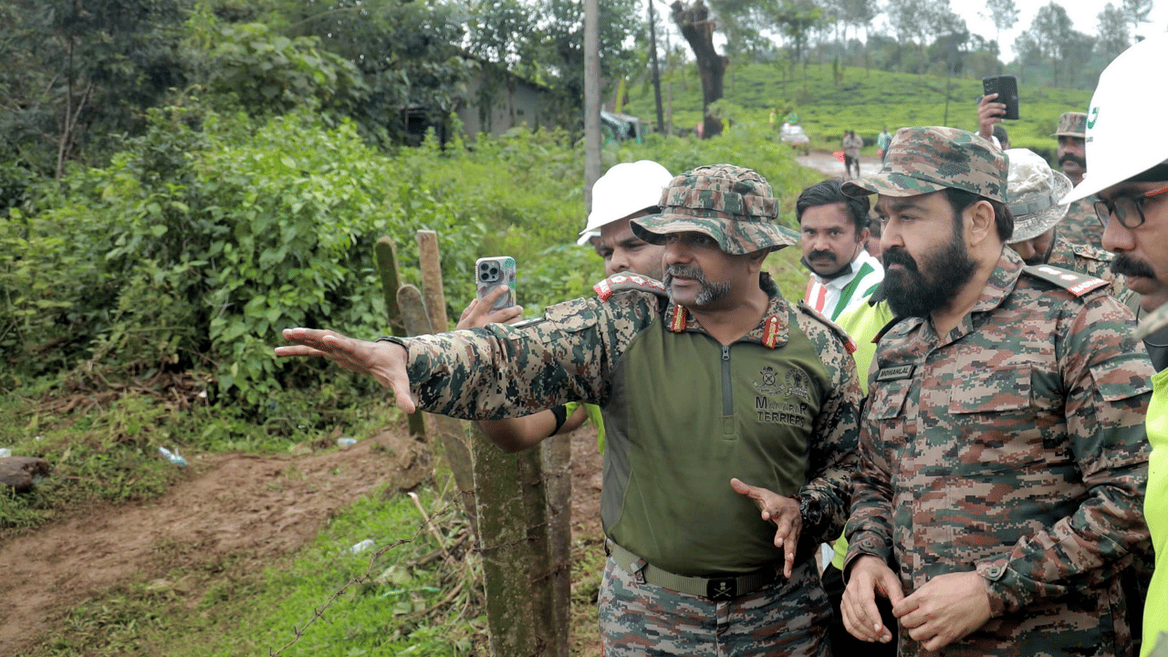 സാധാരണക്കാർ മുതൽ സൈന്യം വരെ എല്ലാവരും രക്ഷാദൗത്യത്തിൻ്റെ ഭാഗമായി. കഴിഞ്ഞ 16 വർഷമായി മദ്രാസ് 122 ബറ്റാലിയനിലെ അംഗമാണ് താനെന്നും അവരടക്കം രക്ഷാപ്രവ‍ർത്തനം നടത്തുന്നവരെ നേരിട്ട് കാണാനും നന്ദി പറയാനുമാണ് പ്രദേശത്ത് നേരിട്ട് എത്തിയതെന്നും മോഹൻലാൽ വ്യക്തമാക്കി. (Image Credits: PTI)