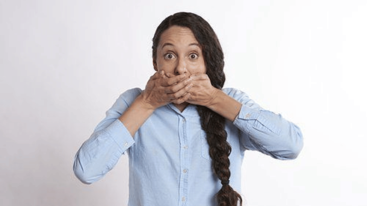 മിക്കവരും അനുഭവിച്ചിട്ടുണ്ടാവുന്ന ഒരു പ്രശ്നമാണ് ചൂട് ചായയോ പാലോ കുടിക്കുമ്പോൾ നാവ് പൊള്ളുന്നത്. എത്ര ശ്രദ്ധിക്കാൻ ശ്രമിച്ചാലും നമ്മൾ വീണ്ടും ഈ അബദ്ധം ചെയ്യും. എന്നാൽ,ഈ പൊള്ളലും നീറ്റലും പെട്ടെന്ന് മാറുന്നതിന് ചില മാർഗങ്ങളുണ്ട്. അതെന്തെല്ലാമെന്ന് നോക്കാം.