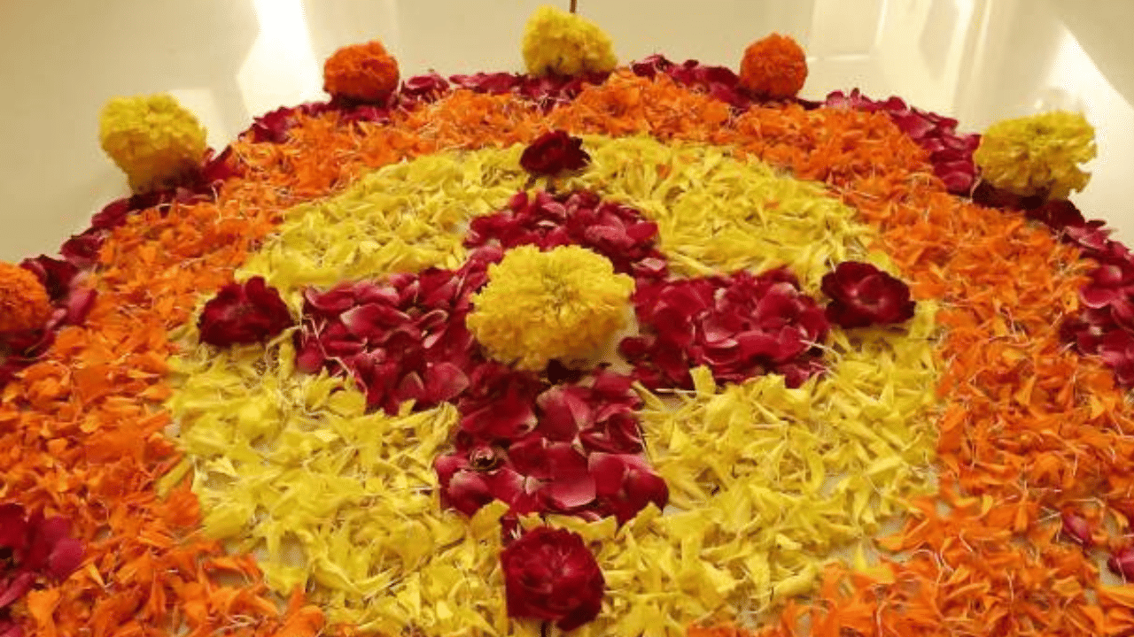 അത്തം മുതൽ വീടുകൾക്ക് മുൻപിൽ ഓരോ തരം പൂക്കളെന്ന കണക്കിൽ പൂക്കളം ഒരുക്കാൻ തുടങ്ങും. അത് അങ്ങനെ തിരുവോണം വരെ നീളും. പുരാണങ്ങൾ അനുസരിച്ച് പ്രഹ്ളാദന്റെ പൗത്രനാണ് ബലി. ഇന്ദ്രസേനൻ എന്നാണ് അ​ദ്ദേഹത്തിൻ്റെ ശരിക്കുള്ള പേര്. അസുര രാജാവായിരുന്നെങ്കിലും മഹാവിഷ്ണുവിന്റെ കടുത്ത ആരാധകനായിരുന്നത്രേ മഹാബലി.