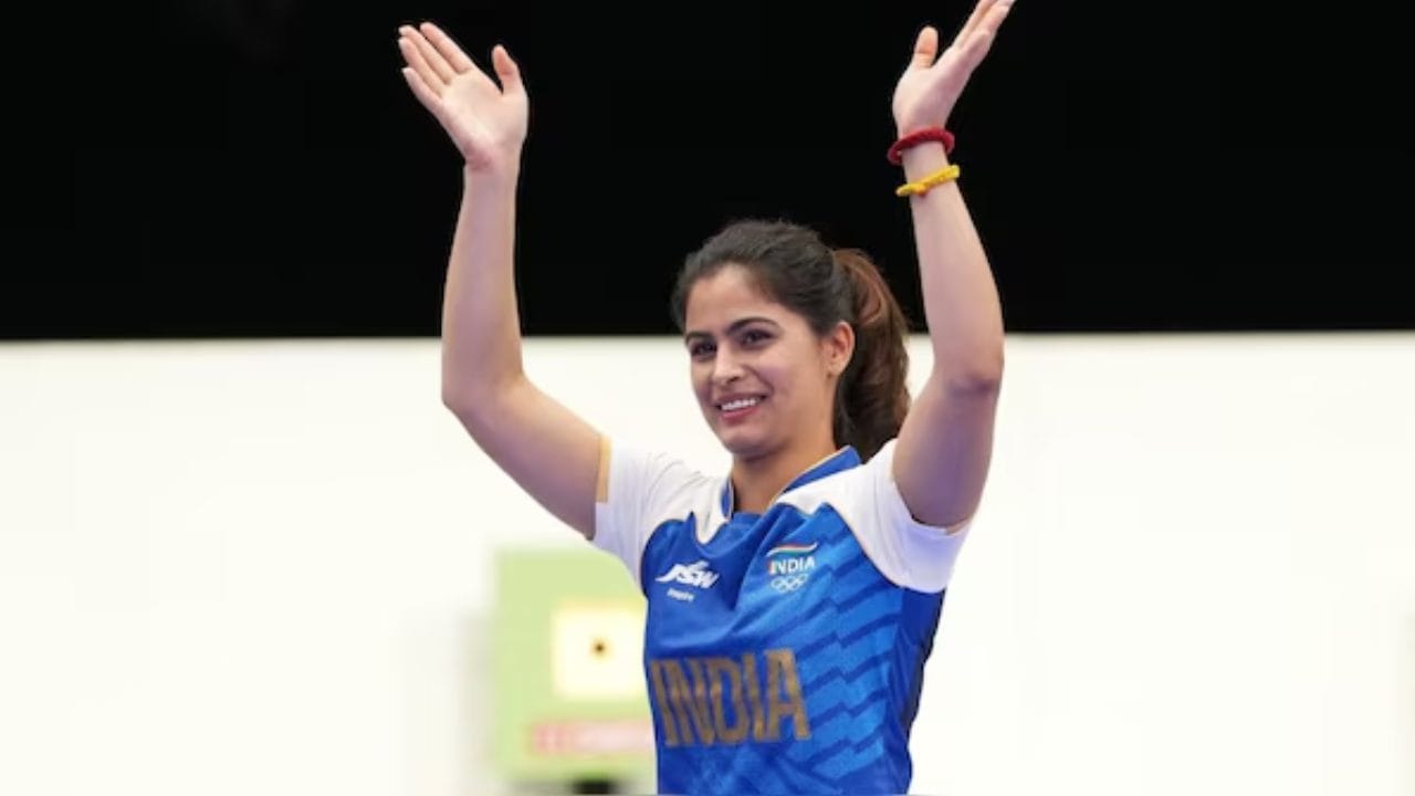 ഷൂട്ടിംഗിൽ രണ്ട് മെഡലുകൾ നേടിക്കഴിഞ്ഞ മനു ഭാകർ വീണ്ടും ഫൈനൽ യോഗ്യത നേടി. വനിതകളുടെ 25 മീറ്റർ പിസ്റ്റളിൽ 590 നേടി രണ്ടാം സ്ഥാനക്കാരിയായാണ് മനു ഭാകർ യോഗ്യതാ ഘട്ടം ഫിനിഷ് ചെയ്ത് ഫൈനൽ റൗണ്ടിലെത്തിയത്. ഒരു ഒളിമ്പിക്സിൽ തന്നെ മൂന്ന് മെഡൽ നേടാനുള്ള അവസരമാണ് മനുവിനുള്ളത്.