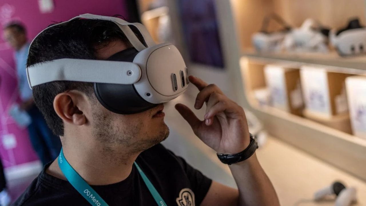 ആപ്പിൾ വിഷൻ പ്രോയ്ക്ക് മറുപടിയായി ആലോചനയിലുണ്ടായിരുന്ന മിക്സഡ് റിയാലിറ്റി ഹെഡ്സെറ്റ് മെറ്റ ഉപേക്ഷിച്ചു എന്ന് റിപ്പോർട്ട്. വിഷൻ പ്രോയുടെ കുത്തക തകർക്കാൻ അവതരിപ്പിക്കാനൊരുങ്ങിയ പ്രീമിയം ഹെഡ്സെറ്റ് ആണ് മെറ്റ ഉപേക്ഷിച്ചത്. വെള്ളിയാഴ്ചയാണ് ഇത്തരത്തിൽ വാർത്ത പുറത്തുവന്നത്. (Image Courtesy - Reuters)