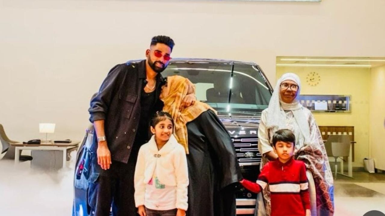 ഇപ്പോഴിതാ അദ്ദേഹം റേഞ്ച് റോവര്‍ സ്വന്തമാക്കിയ വാര്‍ത്തയാണ് സോഷ്യല്‍ മീഡിയ ചര്‍ച്ച ചെയ്യുന്നത്. നിരവധി ആഡംബര സവിശേഷതകള്‍ നിറഞ്ഞതാണ് ഈ വാഹനം. ഓട്ടോ ഡ്രൈവറായിരുന്ന അച്ഛന് ഇതിലും വലിയ സമ്മാനം എന്താണ് സിറാജിന് നല്‍കാന്‍ സാധിക്കുക.
Instagram Image