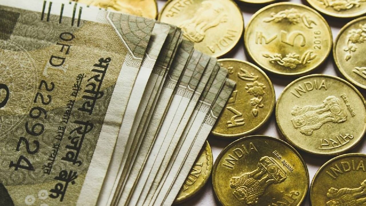 FD Interest Rate: ഉയര്ന്ന വരുമാനം ലക്ഷ്യമിടുന്നവര്ക്ക് ഈ ബാങ്കില് നിക്ഷേപം നടത്താം FD Interest Rate: ഉയര്ന്ന വരുമാനം ലക്ഷ്യമിടുന്നവര്ക്ക് ഈ ബാങ്കില് നിക്ഷേപം നടത്താം
