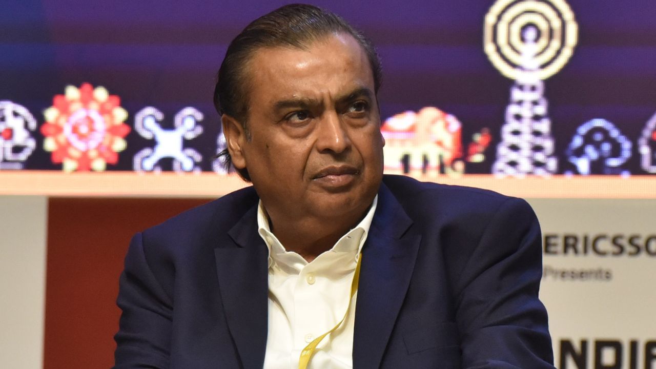 Mukesh Ambani Salary: 2020 മുതല് അഞ്ച് പൈസ പോലും ശമ്പളം വാങ്ങുന്നില്ല, ഓഹരികള് വില്ക്കുന്നുമില്ല; അംബാനി പിന്നെ എങ്ങനെ ജീവിക്കുന്നു? Mukesh Ambani Salary: 2020 മുതല് അഞ്ച് പൈസ പോലും ശമ്പളം വാങ്ങുന്നില്ല, ഓഹരികള് വില്ക്കുന്നുമില്ല; അംബാനി പിന്നെ എങ്ങനെ ജീവിക്കുന്നു?