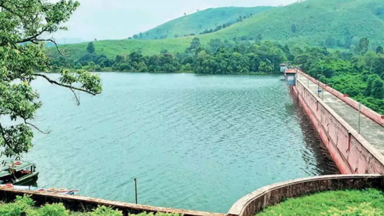 സീപ്പേജ് വെള്ളത്തിനൊപ്പം 1896 മുതല് നിര്മാണത്തിന് ഉപയോഗിച്ച സുര്ക്കി മിശ്രിതം ഒലിച്ചുപോയിരുന്നതായി കണ്ടെത്തിയിരുന്നു. 1928 ഒക്ടോബര് 17 മുതല് 26 വരെ ഡാമിനെ കുറിച്ച് പഠിച്ച ഇറിഗേഷന് ചീഫ് എഞ്ചിനീയര് ബ്രിട്ടീഷുക്കാരനായ എല് എച്ച് ഗ്രേഗ് റിപ്പോര്ട്ട് തയാറാക്കിയിരുന്നു.
Social Media Image