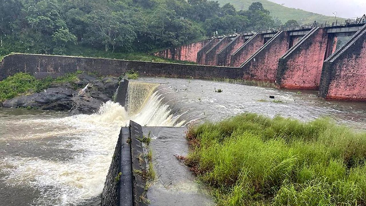 ഇത് പരിഹരിക്കുന്നതിനായി ജലമുഖത്ത് മുക്കാലിഞ്ച് ഘനത്തില് സിമന്റ് പ്ലാസ്റ്ററിങും പുറംതോട് തുരന്ന് ഭിത്തിക്കുള്ളില് സിമന്റ് ഗ്രൗട്ടിങ് നടത്തണമെന്നും അന്ന് ശുപാര്ശ ചെയ്തിരുന്നതായി കേരള കൗമുദി റിപ്പോര്ട്ട് ചെയ്യുന്നു.
Social Media Image
