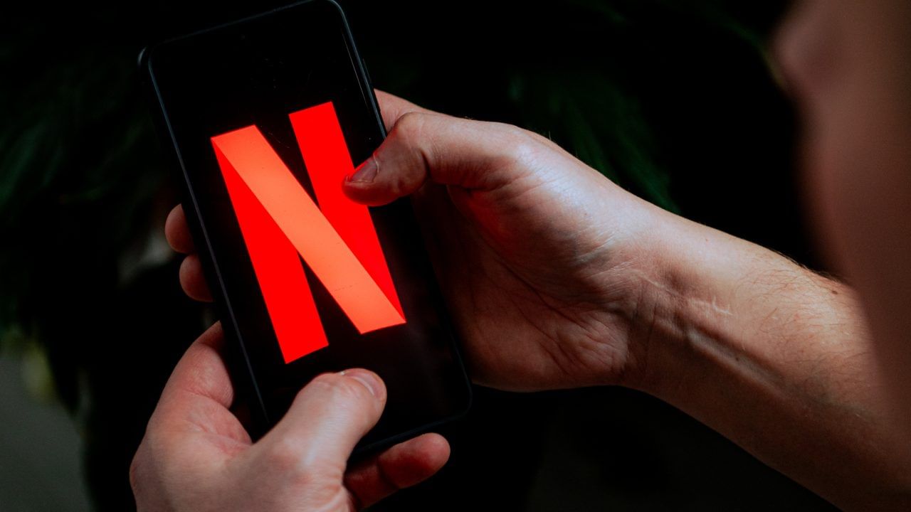 1299 രൂപയുടെ പ്ലാനിൽ സ്മാർട്ട്ഫോണിലോ ടാബ്‌ലെറ്റിലോ മാത്രമേ നെറ്റ്ഫ്ലിക്സ് ഉപയോഗിക്കാനാവൂ. ഒരു സമയത്ത് ഒരു ഡിവൈസിൽ മാത്രമേ ലോഗിൻ ചെയ്യാൻ കഴിയൂ. 480 പിക്സലാണ് ഈ പ്ലാനിൽ നെറ്റ്ഫ്ലിക്സിന് ലഭിക്കുന്ന ഏറ്റവും ഉയർന്ന വിഡിയോ ക്വാളിറ്റി. ബേസിക് പ്ലാനിൽ ടിവി അടക്കം ഏത് ഡിവൈസിലും ഉപയോഗിക്കാം. 720 പിക്സലാണ് ഉയർന്ന വിഡിയോ ക്വാളിറ്റി. (Image Courtesy - Getty Images)