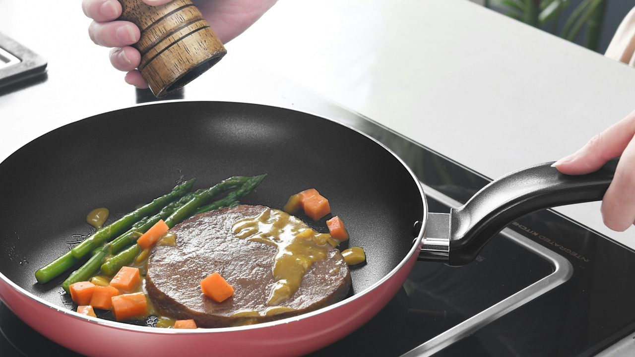 പനി, ചുമ, തലവേദന, ശ്വാസതടസ്സം, തലകറക്കം, ക്ഷീണം, ഛര്‍ദി, തൊണ്ടവീക്കം, സന്ധിവേദന, പേശിവേദന എന്നിവയാണ് ടെഫ്‌ളോണ്‍ പനി ബാധിച്ചവരില്‍ കണ്ടുവരുന്ന ലക്ഷണങ്ങള്‍. (Photo by Unsplash)