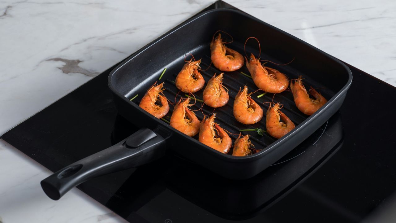 എന്നാല്‍ ഇത് 250 ഡിഗ്രി സെല്‍ഷ്യസിന് മുകളില്‍ ചൂടാക്കുമ്പോള്‍ പാത്രത്തിന്റെ കോട്ടിങ് ഇളകും. ഈ ഓക്‌സിഡൈസ്ഡും ഫ്‌ളൂറിനേറ്റഡുമായ പദാര്‍ത്ഥങ്ങള്‍ വായുവില്‍ കലരും. ഈ വിഷവാതകം ശ്വസിക്കുന്നവരിലാണ് ടെഫ്‌ളോണ്‍ പനി കാണപ്പെടുന്നത്. (Photo by Unsplash)