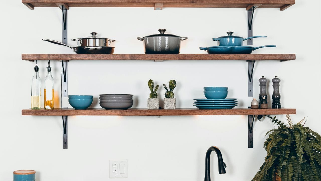 നോണ്‍സ്റ്റിക് പാത്രങ്ങള്‍ അതിവേഗം ചൂടാവും എന്നുള്ളത് കൊണ്ടുതന്നെ ഭക്ഷണ പദാര്‍ത്ഥങ്ങള്‍ ഇല്ലാതെ പാത്രങ്ങള്‍ വെറുതെ ചൂടാക്കാതിരിക്കുക. നോണ്‍സ്റ്റിക് പാത്രങ്ങളില്‍ ഭക്ഷണം ഇളക്കാന്‍ ഉപയോഗിക്കുന്ന തവിയും മറ്റ് ഉപകരണങ്ങളും മരം കൊണ്ടുണ്ടാക്കിയതാണെങ്കില്‍ അത്രയും നല്ലത്. നോണ്‍സ്റ്റിക് പാത്രങ്ങള്‍ കഴുകി വൃത്തിയാക്കാന്‍ സ്‌പോഞ്ച് പോലുള്ള വസ്തുക്കള്‍ മാത്രം ഉപയോഗിക്കുക. അലുമിനിയം, സ്റ്റീല്‍ സ്‌ക്രൂബ്ബറുകള്‍, ഉപയോഗിക്കാതിരിക്കുക. (photo by Unsplash)