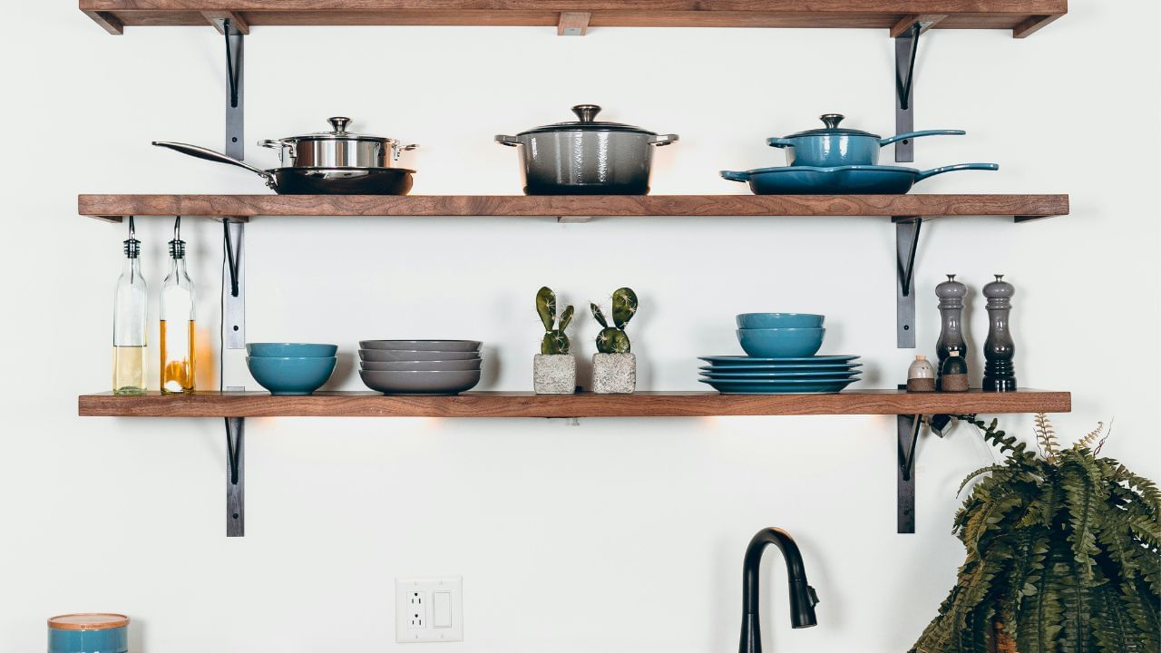 നോണ്‍സ്റ്റിക് പാത്രങ്ങള്‍ അതിവേഗം ചൂടാവും എന്നുള്ളത് കൊണ്ടുതന്നെ ഭക്ഷണ പദാര്‍ത്ഥങ്ങള്‍ ഇല്ലാതെ പാത്രങ്ങള്‍ വെറുതെ ചൂടാക്കാതിരിക്കുക. നോണ്‍സ്റ്റിക് പാത്രങ്ങളില്‍ ഭക്ഷണം ഇളക്കാന്‍ ഉപയോഗിക്കുന്ന തവിയും മറ്റ് ഉപകരണങ്ങളും മരം കൊണ്ടുണ്ടാക്കിയതാണെങ്കില്‍ അത്രയും നല്ലത്. നോണ്‍സ്റ്റിക് പാത്രങ്ങള്‍ കഴുകി വൃത്തിയാക്കാന്‍ സ്‌പോഞ്ച് പോലുള്ള വസ്തുക്കള്‍ മാത്രം ഉപയോഗിക്കുക. അലുമിനിയം, സ്റ്റീല്‍ സ്‌ക്രൂബ്ബറുകള്‍, ഉപയോഗിക്കാതിരിക്കുക. (photo by Unsplash)