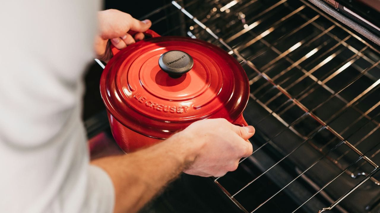 അടുക്കളയില്‍ മതിയായ വായു സഞ്ചാരം ഉണ്ടെന്നു ഉറപ്പു വരുത്തുക. പഴകിയതും കോട്ടിങ് പോയതുമായ നോണ്‍സ്റ്റിക് പാത്രങ്ങള്‍ ഉപയോഗിക്കുന്നതിനു പകരം പുതിയ പാത്രങ്ങള്‍ വാങ്ങാം. നോണ്‍സ്റ്റിക് പാത്രങ്ങള്‍ക്കു പകരം സ്റ്റെയിന്‍ലെസ്സ് സ്റ്റീല്‍, കാസറ്റ് അയണ്‍ പോലുള്ള മെറ്റീരിയല്‍ കൊണ്ടുണ്ടാക്കിയ പാത്രങ്ങള്‍ ഉപയോഗിക്കാം. (Photo by Unsplash)