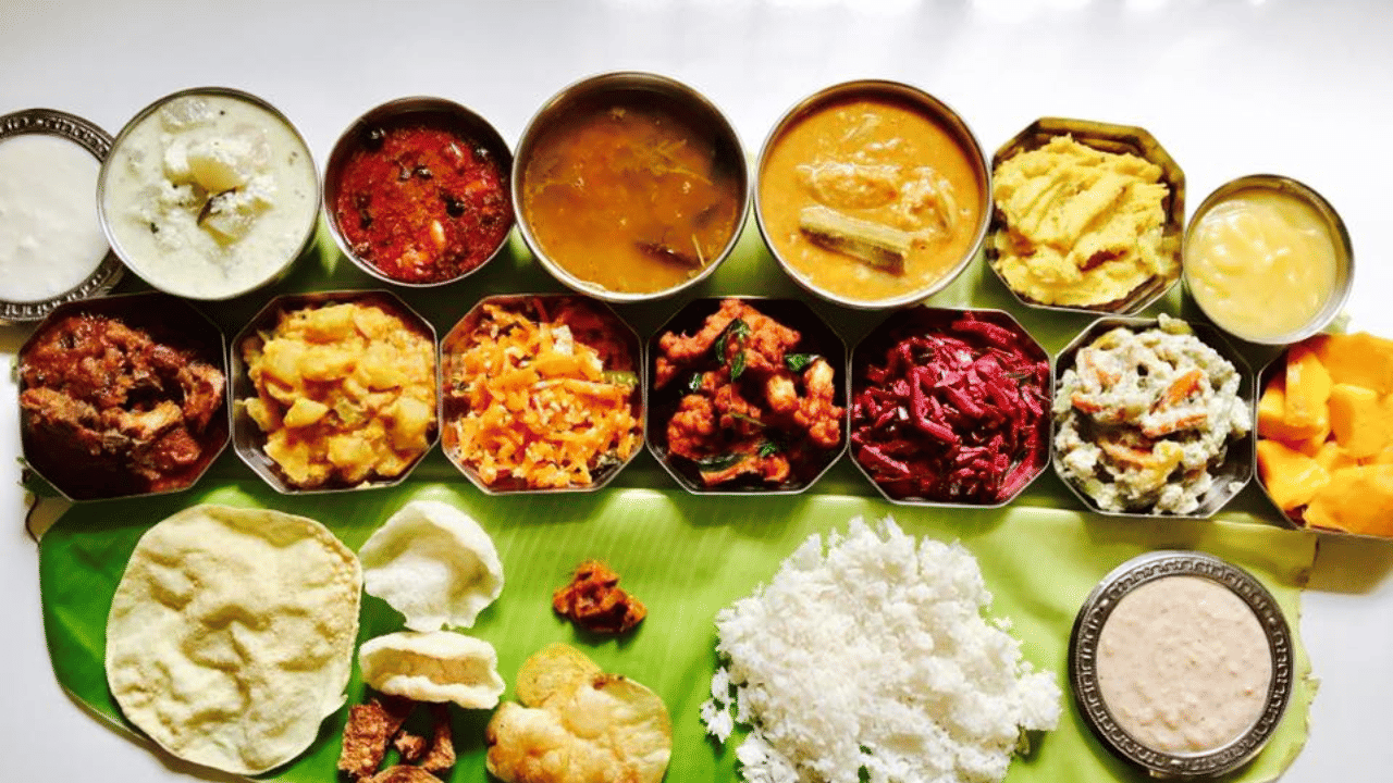 തിരുവിതാംകൂറിലെ സദ്യ ആർഭാടത്തിന്റെ പ്രതീകമാണ്. വെള്ളരിക്ക കൊണ്ടുള്ള പച്ചടി നിര്‍ബന്ധമാണ് ഇവിടെ സദ്യയ്ക്ക്. മാത്രമല്ല ഇലയില്‍ ഉപ്പ് വയ്ക്കുന്ന പതിവ് തിരുവിതാംകൂറുകാര്‍ക്കില്ല. ചുവപ്പ് നിറമുള്ള നാരങ്ങാക്കറിയും വെളുത്ത നിറമുള്ള നാരങ്ങാക്കറിയും ഉണ്ടാകും. അതു കഴിഞ്ഞാല്‍ അവിയല്‍, പിന്നെ തോരന്‍. 