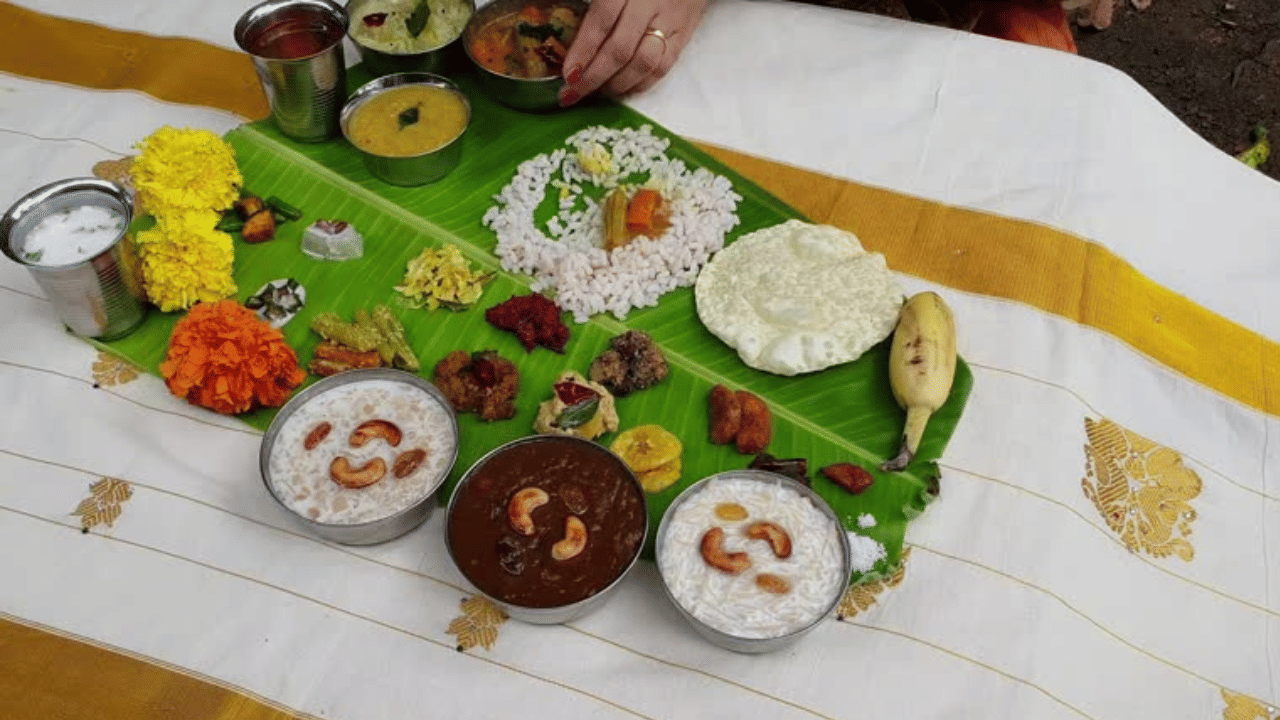 ഓണത്തിന് പ്രധാനം സദ്യ തന്നെയാണ്. സദ്യ കഴിക്കുന്നതിലും വിളമ്പുന്നതിലും വരെ ചില ചിട്ടവട്ടങ്ങളുണ്ട്. ചിലരൊക്കെ അത് ഇപ്പോഴും പിന്തുടരുന്ന ഒന്നാണ്. നാക്കിലയിൽ ഒരോ കൂട്ടും വിളമ്പന്നതിന് ഓരോ സ്ഥാനം തന്നെയുണ്ട്. എന്നാൽ വെറുതെ അങ്ങ് വാരിവലിച്ച് കഴിച്ചാൽ അത് സദ്യയാവില്ല. കഴിക്കുന്നതിനുമുണ്ട് ഓരോ രീതികൾ. (Image Credits: Social Media)