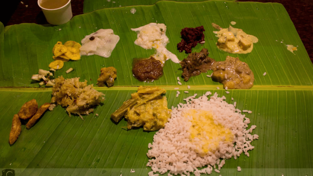 മലബന്ധം പോലുള്ള പ്രശ്നങ്ങൾക്കുള്ള നല്ലൊരു പരിഹാരം കൂടിയാണ് നിലത്തിരുന്ന് ആഹാരം കഴിക്കുന്നത്. നിലത്ത് കാലുകൾ പിണച്ച് ഇരിയ്ക്കുന്നത് ഇടുപ്പിന്റെയും കണങ്കാലിന്റെയും ആരോഗ്യത്തിനും നല്ലതാണ്. ശരീരം നിവർന്ന പൊസിഷനിൽ ആയതിനാൽ പെട്ടെന്ന് കുടലിന് ഭക്ഷണം ദഹിപ്പിയ്ക്കാൻ കഴിയും. (Image Credits: Social Media)