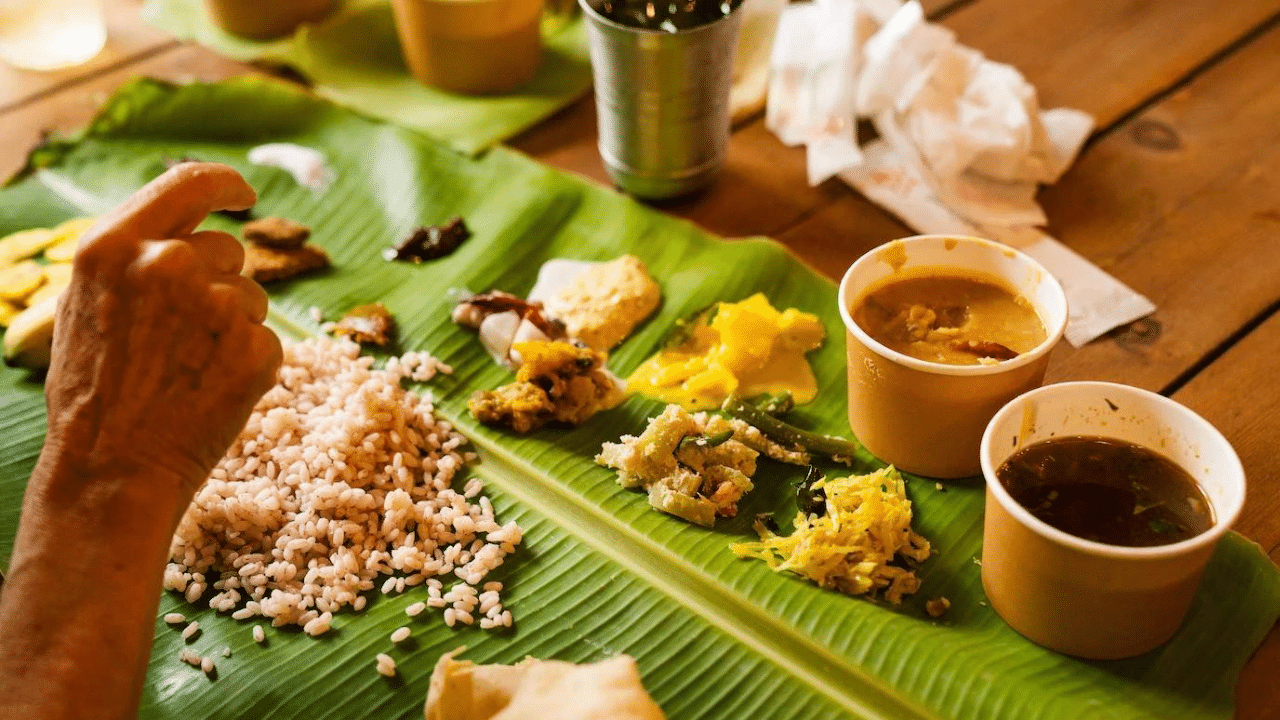 അങ്ങനെ ശരീരം അനങ്ങുമ്പോൾ വയറ്റിലെ മസിലുകൾക്ക വ്യായാമം നൽകുന്നു. അതുകൊണ്ട് തന്നെ ഭക്ഷണം പെട്ടെന്ന് തന്നെ ശരീരത്തിന് വലിച്ചെടുക്കാൻ സാധിയ്ക്കുന്നു. നാം കഴിയ്ക്കുമ്പോൾ ഇരിയ്ക്കുന്ന രീതിയും സ്ഥാനവുമെല്ലാം ദഹാനാരോഗ്യത്തെ സ്വാധീനിയ്ക്കുന്ന പ്രധാനപ്പെട്ട ഘടകമാണ്. (Image Credits: Social Media)