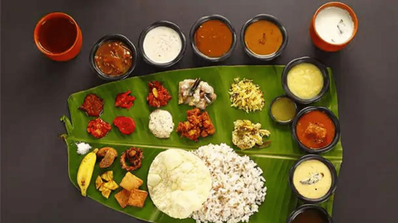 ആയുർവേദത്തിലും നിലത്ത് ഇങ്ങനെ ഇരുന്ന് ഭക്ഷണം കഴിയ്ക്കുന്നത് നല്ലതാണെന്നാണ് പറയുന്നത്. ഇത് കുടലിന് ആരോഗ്യപരമായ പല ഗുണങ്ങളും നൽകുന്ന രീതിയാണ്. കാരണം മറ്റൊന്നുമല്ല. ചമ്രം പടിഞ്ഞിരുന്ന് കഴിക്കുമ്പോൾ പെട്ടെന്ന് തന്നെ ഭക്ഷണം ദഹിക്കുന്നു. മാത്രമല്ല, നാം ഭക്ഷണമെടുക്കാനായി മുന്നോട്ടും പുറകോട്ടും ശരീരം അനക്കുകയും ചെയ്യുന്നു. (Image Credits: Social Media)