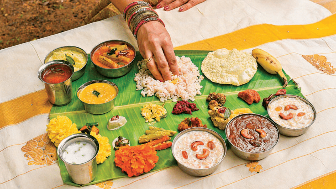 നിലത്ത് പാ വിരിച്ച് ചമ്രം പടിഞ്ഞിരുന്നാണ് പരമ്പരാഗത രീതിയിൽ ഓണസദ്യയുണ്ണുന്നത്. അങ്ങനെ ഇരുന്ന് സദ്യഉണ്ണുന്നത് വെറെതെയല്ല. അതിന് വേറെ പല ഗുണങ്ങളുമുണ്ട്. യോഗയിലെ സുഖാസന എന്ന രീതിയോട് സാമ്യമുള്ള ഇരിപ്പാണ് ചമ്രം പടിഞ്ഞിരുക്കുക എന്നത്. കേരളത്തിൽ മാത്രമല്ല അങ്ങ് ചൈനയിലും ജപ്പാനിലുമെല്ലാം ആരോഗ്യത്തിന്റെ ഭാഗമായി പറയുന്ന ഇരിപ്പ് രീതിയാണിത്. (Image Credits: Social Media)