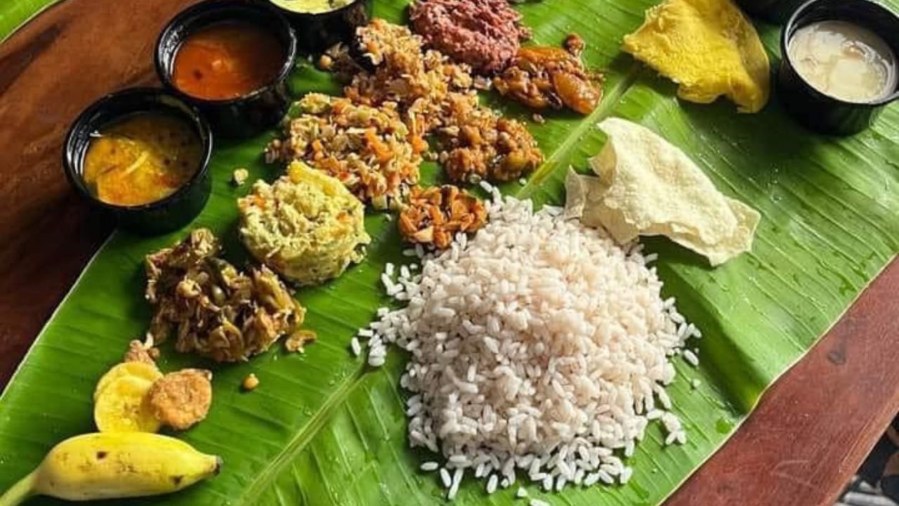 സദ്യ ഉണ്ണുന്നതിനും വിളമ്പുന്നതിനും ഓരോ ശാസ്ത്രമുണ്ട്. കായ വറുത്തത്, ശര്ക്കര വരട്ടി എന്നിവ ഇലയുടെ തുഞ്ചത്തായി ഇടതുഭാഗത്ത് വെക്കണം. ഇതിനോട് ചേര്ത്ത് ഇടത് മൂലയില് അച്ചാറും പുളിയിഞ്ചിയും വിളമ്പാം. (Facebook Image)