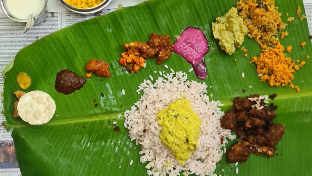 ഇടതുഭാഗത്ത് ഇലയുടെ താഴത്തായി പഴം വെക്കാം. പപ്പടം ഇതിന് മുകളില് വെക്കണം. ഇതിനടുത്തായി പച്ചടി, കിച്ചടി എന്നിവ വിളമ്പണം. ഇലയുടെ മധ്യത്തില് നിന്നും തുടങ്ങി വലതുഭാഗത്തേക്കായി അവിയല്, തോരന്, കാളന്, ഓലന്, കൂട്ടുകറി എന്നിവ വിളമ്പാം. (Facebook Image)