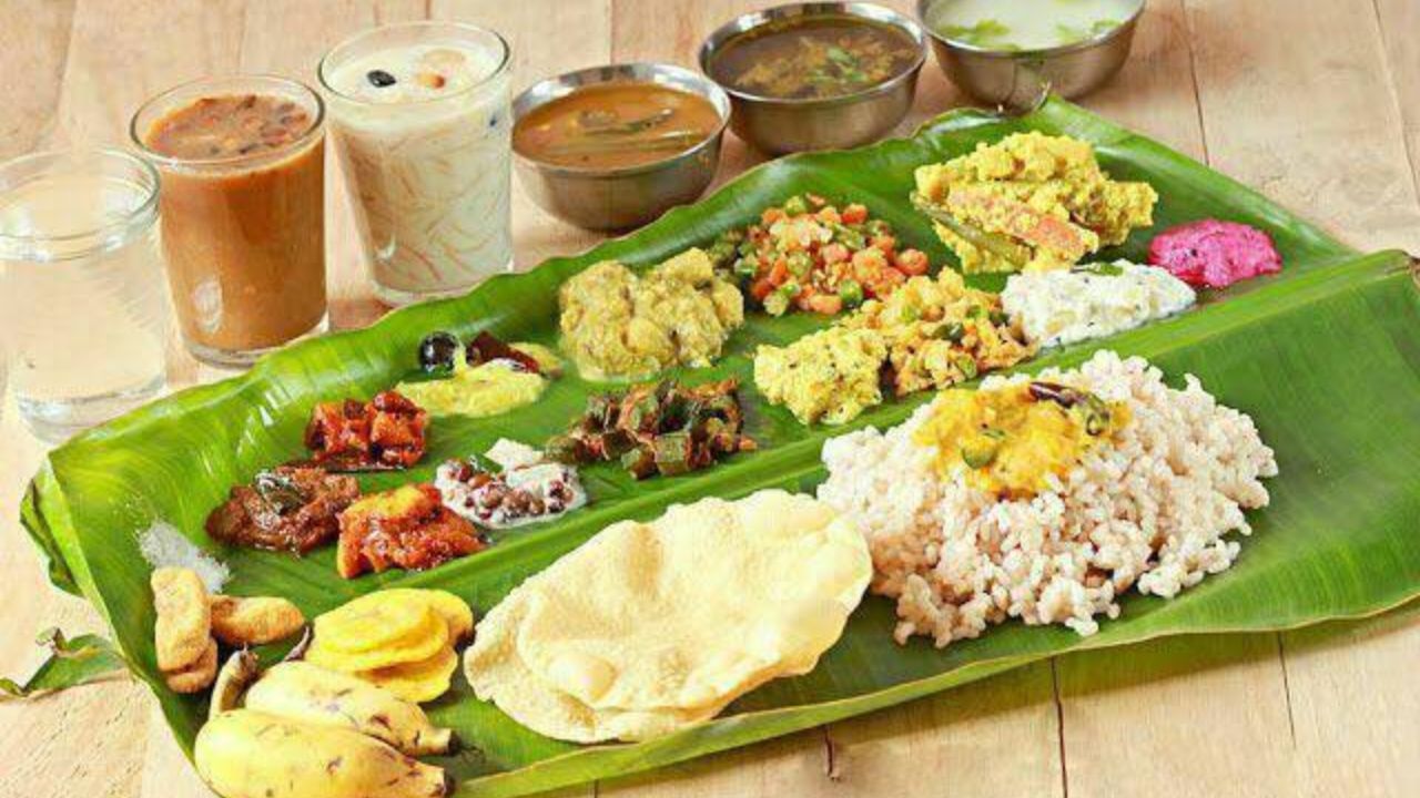 ഇലയുടെ നടുക്ക് ചോറിട്ട്, ഇതിലേക്ക് സാമ്പാര് ഒഴിക്കാം. ആള് ഇരുന്നതിന് ശേഷമാണ് ചോറ് വിളമ്പേണ്ടത്. പായസം ചോറ് കഴിയുന്നതിന് അനുസരിച്ച് വിളമ്പാം. (Facebook Image)