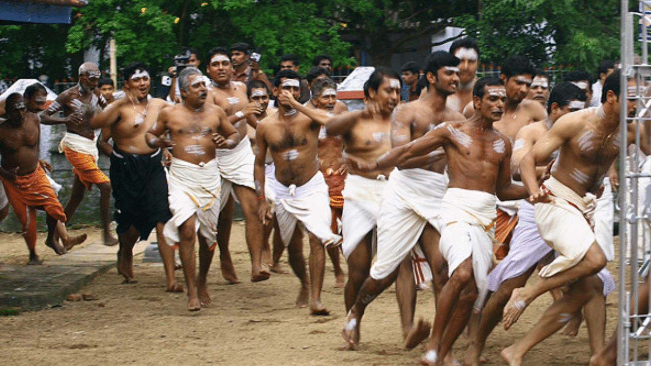 ഇരുവിഭാഗത്തിലെയും സമപ്രായക്കാർ ഓണത്തല്ലിന് ശേഷം വരിയോട്ടവും നിരയോട്ടവും കഴിഞ്ഞ് ആർപ്പുവിളിയോടെ ഉപചാരം ചൊല്ലി ക്ഷേത്രക്കുളത്തിൽ ചാടി കുളിച്ച് വരുന്നു. മധ്യ കേരളത്തിൽ സാധാരണയായി കണ്ടുവന്നിരുന്ന ഓണത്തല്ല് ഇപ്പോൾ പല ദേശങ്ങളിലും ആചാരാനുഷ്ഠാനങ്ങളുടെ ഭാഗമായി നടക്കുന്നുണ്ട്. (Image Credits: Social Media)