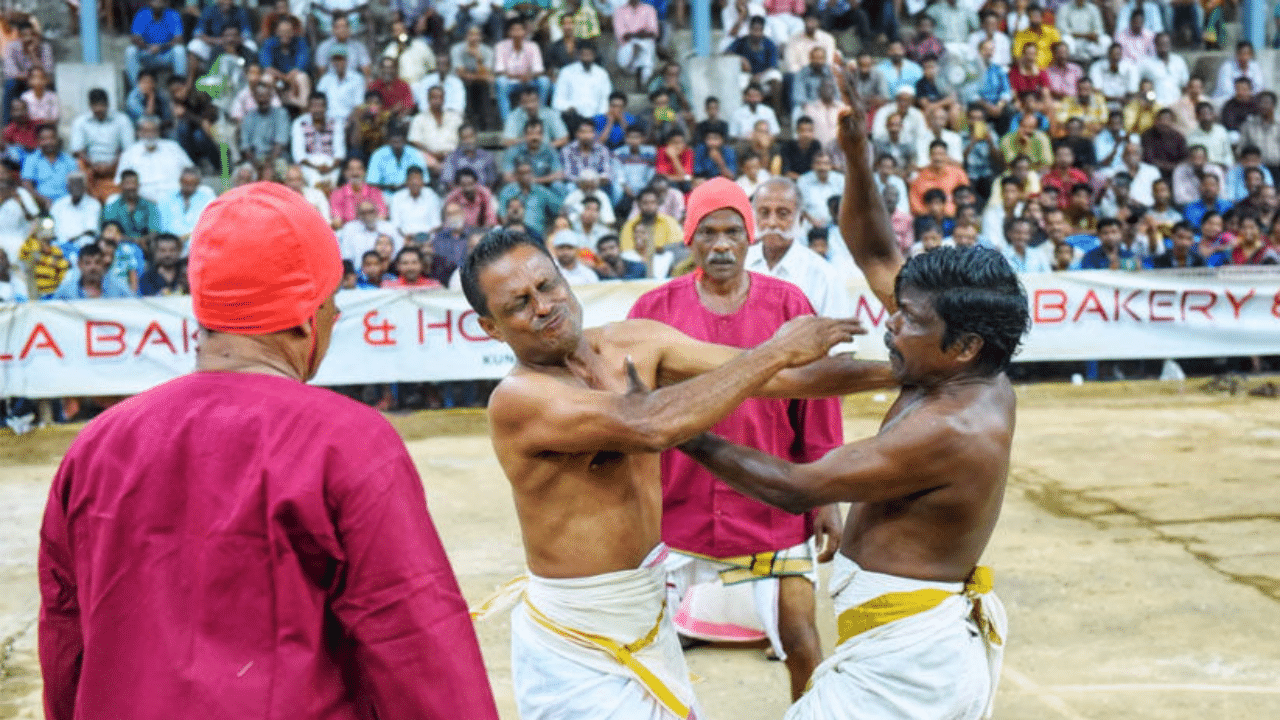 വ്രതശുദ്ധിയോടെ ഭസ്മംതൊട്ട് കച്ചകെട്ടി ഓണത്തല്ലിനായി ആളുകൾ കളത്തിലേക്കിറങ്ങുന്നത്. ചിറാക്കോട്, കാഞ്ഞിരപ്പറമ്പ്, മഠത്തിൽക്കളം, നിറാക്കോട്, ആലുംപറമ്പ് എന്നീ പ്രദേശങ്ങളിൽനിന്ന് ഏഴുകുടി വിഭാഗക്കാരും തുണ്ടപ്പറമ്പ്, ചാളക്കൽ, കളത്തിൽപുര, തൊഴുത്തുംപാടം, അണ്ണക്കോട്, മുറിക്കുളി, പയിറ്റുക്കാട്, തല്ലുമന്ദം എന്നീ പ്രദേശങ്ങളിൽ നിന്ന് ഒരുകുടി ദേശക്കാരും ദേശ ക്ഷേത്രങ്ങളിൽ നിന്ന് കാരണവന്മാരും ചേരുമ്പോൾ ആർപ്പുവിളികളോടെ ഓണത്തല്ല് തുടങ്ങും.(Image Credits: Social Media)