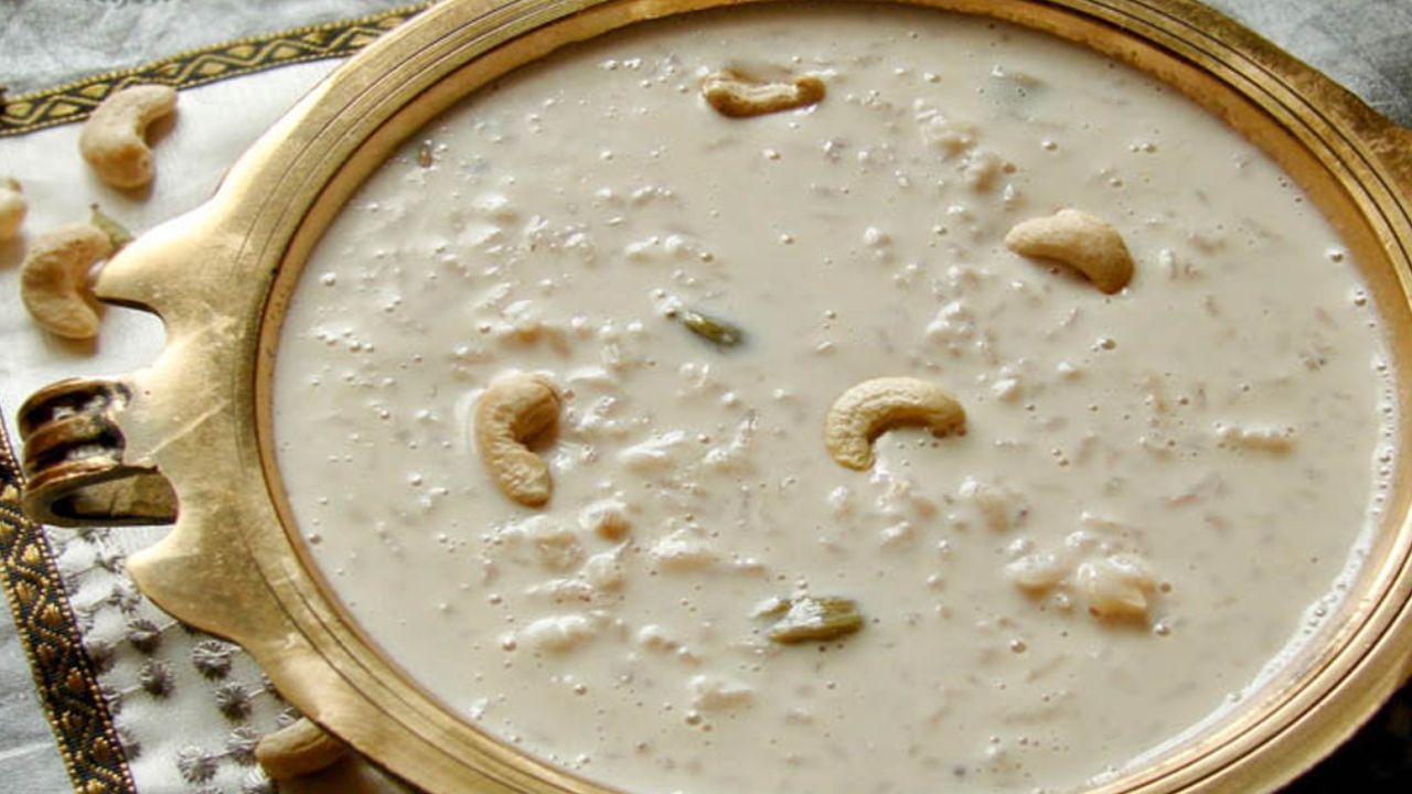 പാല്‍ ഒരു ലിറ്റര്‍, ഉണക്കലരി 100 ഗ്രാം, പഞ്ചസാര 125 ഗ്രാം, കല്‍ക്കണ്ടം 125 ഗ്രാം, ഏലക്കാപ്പൊടി 1 സ്പൂണ്‍, തുളസിയില അലങ്കരിക്കാന്‍. ഈ ചേരുവകളെല്ലാം നിങ്ങളുടെ വീട്ടിലെ അംഗസംഘ്യ അനുസരിച്ച് കൂട്ടുകയോ കുറയ്ക്കുകയോ ചെയ്യാവുന്നതാണ്.  (Social Media Image)