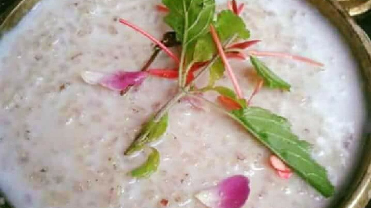 തയാറാക്കേണ്ടത് എങ്ങനെയാണെന്ന് നോക്കാം. ആദ്യം പാല്‍ തിളയ്ക്കാനായി കുക്കറിലാക്കി അടുപ്പില്‍ വെക്കുക. തിള വന്ന ശേഷം അരി കഴുകി ഇടാം. അത് തിളച്ചുകഴിഞ്ഞാല്‍ കുക്കര്‍ അടച്ച് 15 മിനിറ്റ് വേവിക്കാം. (Facebook Image)