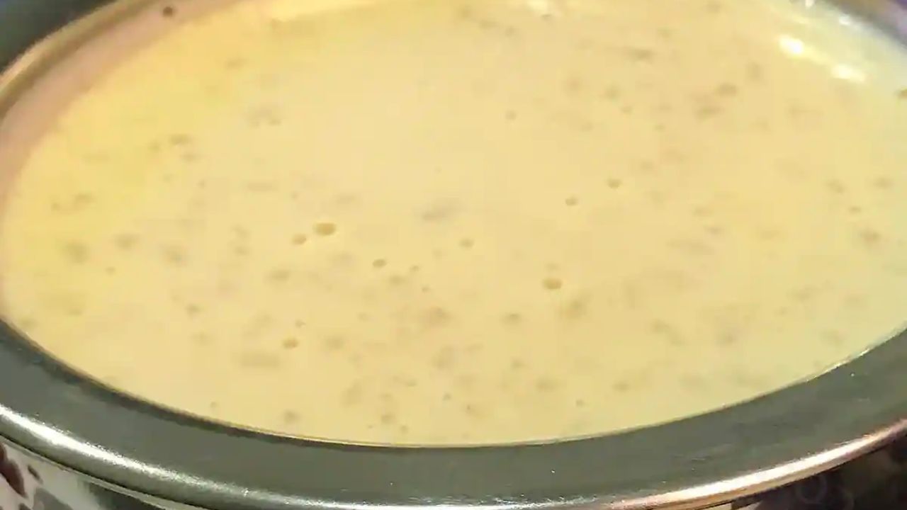 ഒരു വിസില്‍ വന്നാലും കുഴപ്പമില്ല. 15 മിനിറ്റിന് ശേഷം ആവി മുഴുവനായും കളഞ്ഞ് ഉരുളി ചൂടാക്കി നൊയ്യൊഴിച്ച് പാലും അരിയും വെന്ത മിക്‌സ് ഒഴിച്ച് പഞ്ചസാരയും കല്‍ക്കണ്ടവും ചേര്‍ക്കുക. (Social Media Image)