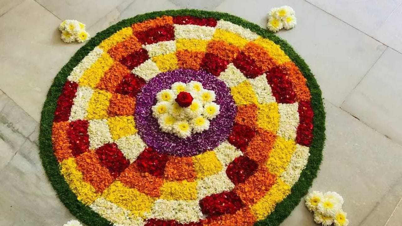 ചിങ്ങമാസത്തിലെ അത്തത്തിനായുള്ള കാത്തിരിപ്പിലാണ് മലയാളികള്‍, പ്രത്യേകിച്ച് കുട്ടികള്‍. കാരണം പൂപറിക്കുന്നതും പൂക്കളം തീര്‍ക്കുന്നതുമെല്ലാം പ്രധാനമായും കുട്ടികളാണല്ലോ ചെയ്യുന്നത്. ഇപ്പോള്‍ പണ്ടത്തെ പോലെ ആരും പൂപറിക്കാന്‍ പോകാറില്ലെന്ന് മാത്രം. എന്നാലും പൂക്കളം ഒരുക്കാനുള്ള അവകാശം കുട്ടികള്‍ക്കുള്ളതാണ്. (Facebook Image)