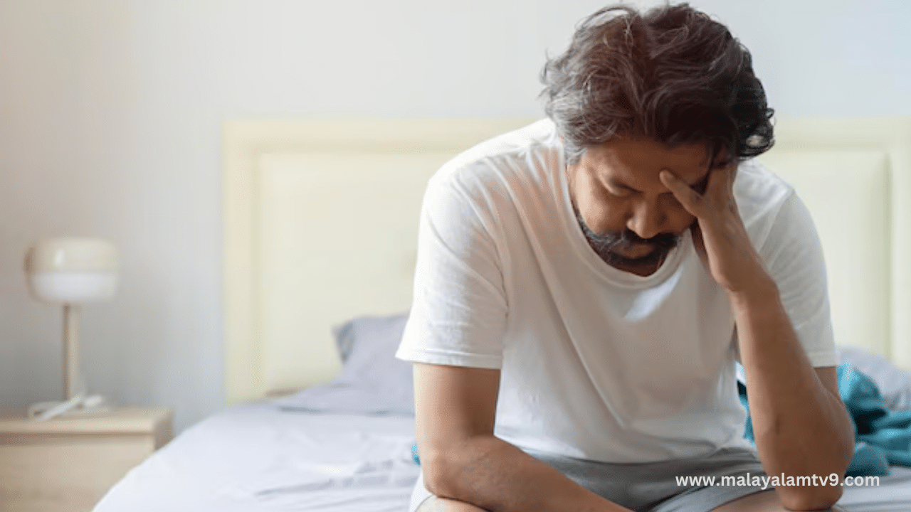 കുഞ്ഞാകുന്നതോടെ ദമ്പതികൾക്ക് ഒരുമിച്ച് ചെലവഴിക്കാൻ കിട്ടുന്ന സമയത്തിലെ കുറവ്, മുന്നഗണന മാറുന്നത്, ഉത്തരവാദിത്വം കൂടുക എന്നിവയെല്ലാം പുരുഷന്മാരുടെ വിഷാദത്തിനുള്ള കാരണങ്ങളാണ്. പലപ്പോളും ഭർത്താവിൽ നിന്ന് അച്ഛനിലേക്കുള്ള സ്ഥാനകയറ്റം പലരിലും മാനസിക സംഘർഷങ്ങൾക്ക് കാരണമാകുന്നു. (Image Credits: Freepik)