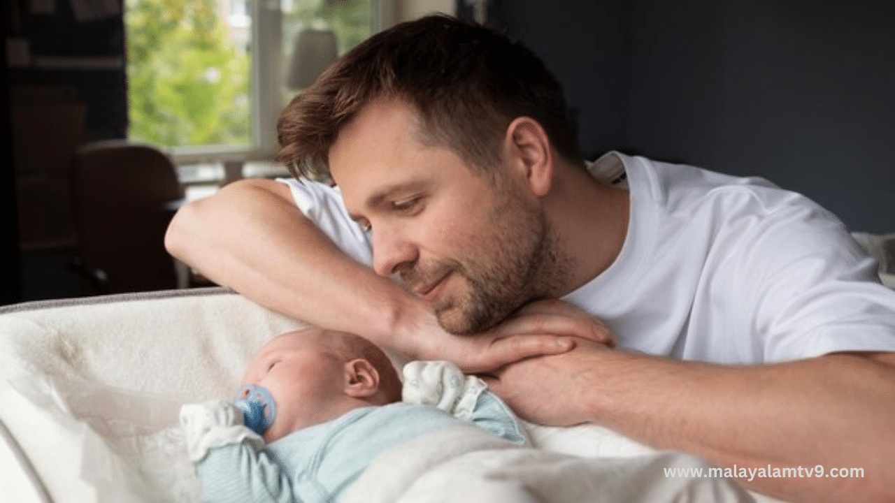 എന്നാൽ അമ്മമാർക്ക് മാത്രമല്ല അച്ഛന്മാർക്കും ഈ അവസ്ഥയുണ്ടാവാം. പുരുഷന്മാർ അച്ഛനാകുമ്പോൾ പത്തിൽ ഒരാൾക്ക് വീതം ഉത്കണ്ഠ, വിഷാദം തുടങ്ങിയവയ്ക്ക് സാധ്യതയുണ്ടെന്നാണ് പഠനങ്ങൾ സൂചിപ്പിക്കുന്നത്. കുഞ്ഞുണ്ടായി ആദ്യ മൂന്ന് മുതൽ ആറ് മാസം വരെയാകാം പുരുഷന്മാരിൽ പോസ്റ്റുപാർട്ടം ഡിപ്രഷൻ ഉണ്ടാവാൻ സാധ്യത. (Image Credits: Freepik)