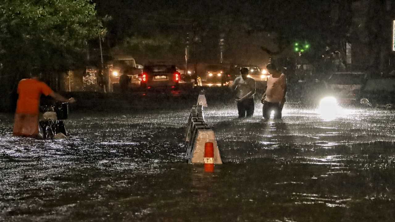 Kerala Rain Alert: സംസ്ഥാനത്ത് അതീവ ജാഗ്രത തുടരണം; മഴ മുന്നറിയിപ്പ് മാറിമറിയുന്നു, ശക്തമായ മഴ തുടരും